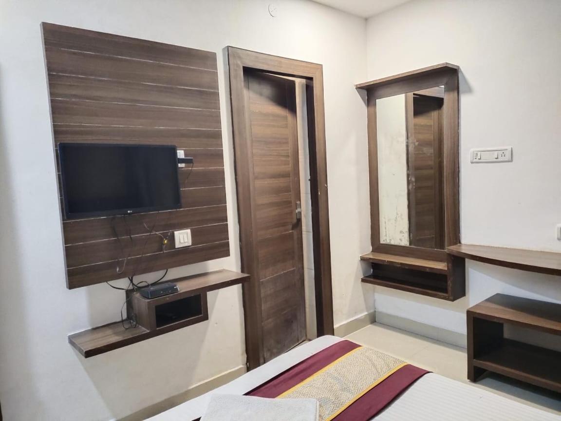 Khaleej Residency Near U S Embassy Hotel Csennai Kültér fotó